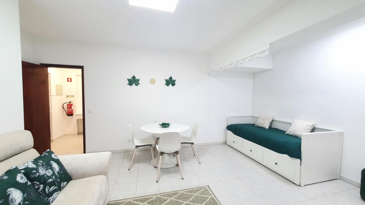 Caldas Da Rainha'S Green & White Exterior photo
